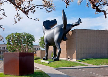 Cane gigante fa la pip sul museo: l'opera in mostra fino a maggio all'Orange County Museum of Art